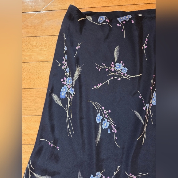 ANN TAYLOR WOMEN'S 100% SILK BLUE FLORAL SKIRT SIZE 12 - Picture 3 of 6